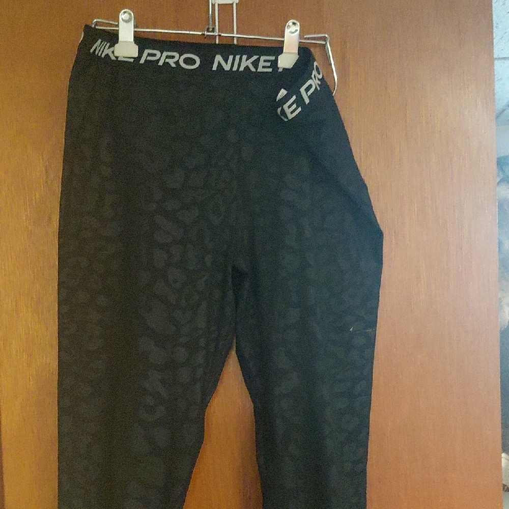 Nike Black Leopard-Texture Pro Capris